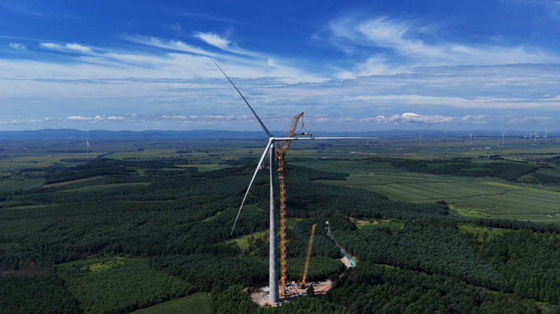 黑龙江七台河风电项目首台风机吊装顺利完成